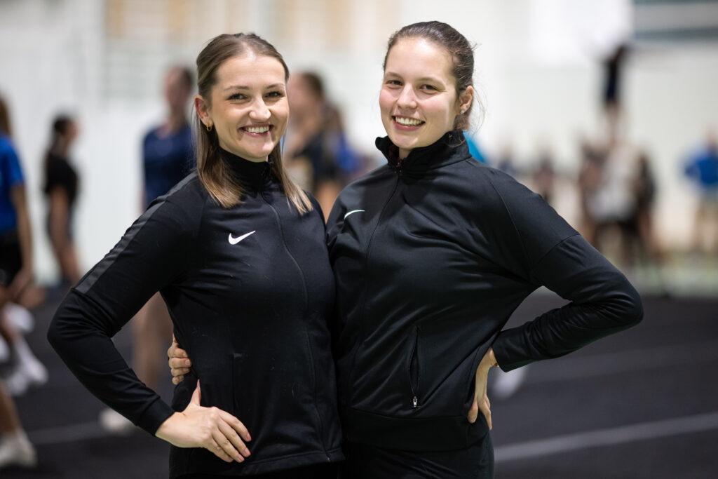 Fabienne Bieber und Marlen Kurz sind Trainerinnen beim Cheerleader Club Leipzig. Foto: Christian Modla