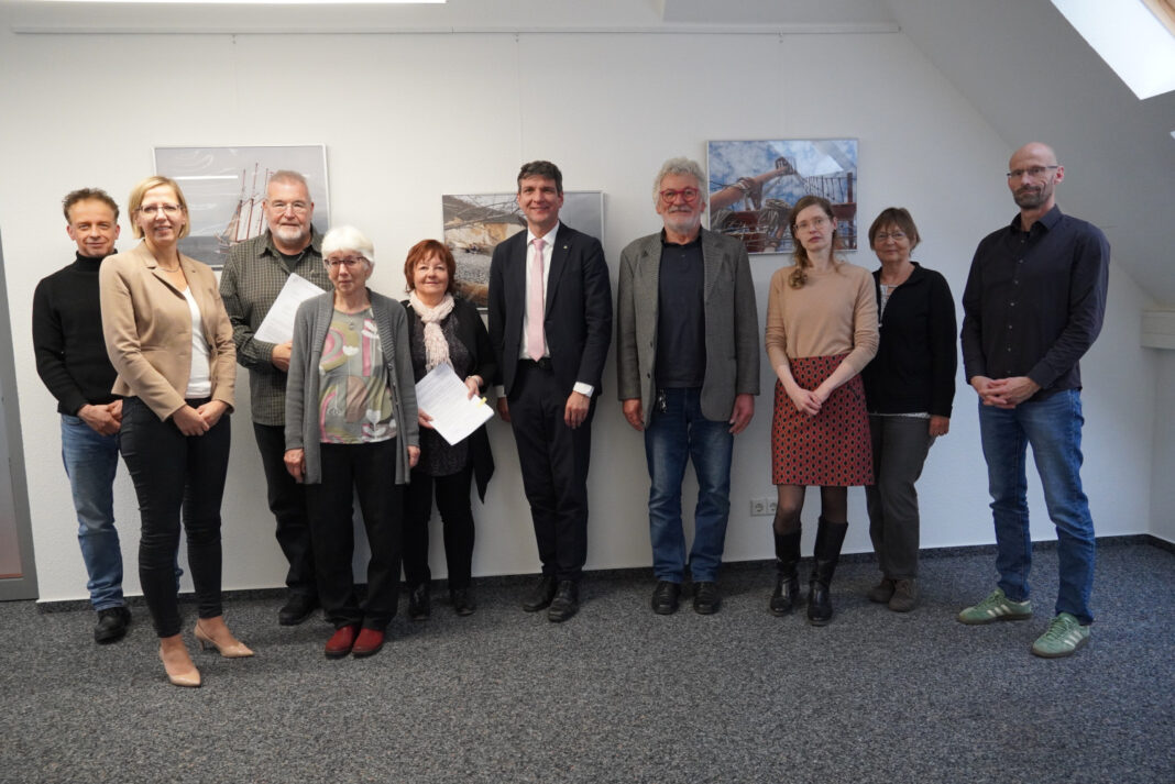 pic_20251120155105_d378765f17 Ein wichtiger Schritt ist gegangen: Die Mietverträge für das neue Dokumentationszentrum in Borna sind unterzeichnet. Foto: Ida Mahlburg/DOKMitt