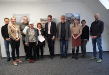 Ein wichtiger Schritt ist gegangen: Die Mietverträge für das neue Dokumentationszentrum in Borna sind unterzeichnet. Foto: Ida Mahlburg/DOKMitt