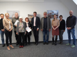Ein wichtiger Schritt ist gegangen: Die Mietvertr&auml;ge f&uuml;r das neue Dokumentationszentrum in Borna sind unterzeichnet. Foto: Ida Mahlburg/DOKMitt