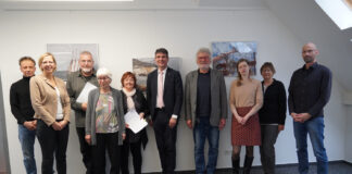 Ein wichtiger Schritt ist gegangen: Die Mietvertr&auml;ge f&uuml;r das neue Dokumentationszentrum in Borna sind unterzeichnet. Foto: Ida Mahlburg/DOKMitt