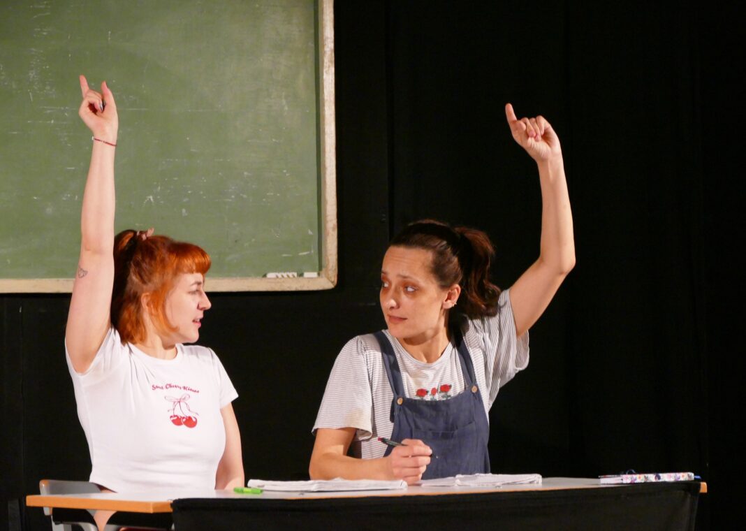 theaterauffuehrung_mobbing_groitzsch_2 Die Schauspielerinnen Anna Karoline Michel (l.) und Lorena Steffl brachten das Mobbing-Stück auf die Bühne im Groitzscher Kino. Foto: Diakonie Leipziger Land