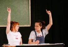 Die Schauspielerinnen Anna Karoline Michel (l.) und Lorena Steffl brachten das Mobbing-Stück auf die Bühne im Groitzscher Kino. Foto: Diakonie Leipziger Land