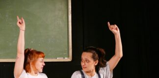 Die Schauspielerinnen Anna Karoline Michel (l.) und Lorena Steffl brachten das Mobbing-St&uuml;ck auf die B&uuml;hne im Groitzscher Kino. Foto: Diakonie Leipziger Land