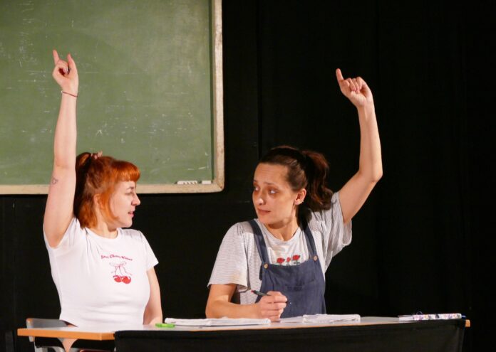 Die Schauspielerinnen Anna Karoline Michel (l.) und Lorena Steffl brachten das Mobbing-St&uuml;ck auf die B&uuml;hne im Groitzscher Kino. Foto: Diakonie Leipziger Land