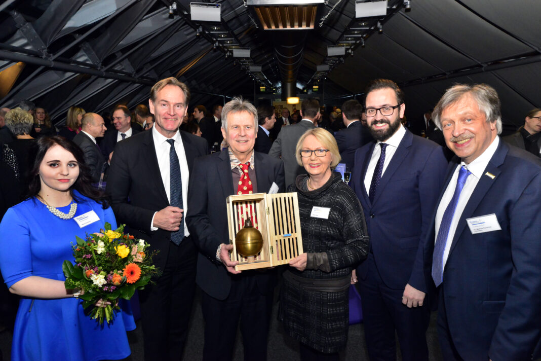Ein gro&szlig;er Moment f&uuml;r Lachmesse-Macher Arnulf Eichhorn (3.v.l.): Beim Neujahrsempfang im Jahr 2017 des Vereins Gemeinsam f&uuml;r Leipzig gab es f&uuml;r ihn die &bdquo;Golde- ne Lerche&ldquo; &ndash; in Anerkennung jener Verdienste, die er bei der Pflege des Leipziger Humor gesammelt hatte. Foto: Armin K&uuml;hne