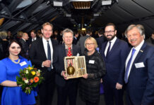 Ein gro&szlig;er Moment f&uuml;r Lachmesse-Macher Arnulf Eichhorn (3.v.l.): Beim Neujahrsempfang im Jahr 2017 des Vereins Gemeinsam f&uuml;r Leipzig gab es f&uuml;r ihn die &bdquo;Golde- ne Lerche&ldquo; &ndash; in Anerkennung jener Verdienste, die er bei der Pflege des Leipziger Humor gesammelt hatte. Foto: Armin K&uuml;hne