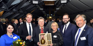 Ein gro&szlig;er Moment f&uuml;r Lachmesse-Macher Arnulf Eichhorn (3.v.l.): Beim Neujahrsempfang im Jahr 2017 des Vereins Gemeinsam f&uuml;r Leipzig gab es f&uuml;r ihn die &bdquo;Golde- ne Lerche&ldquo; &ndash; in Anerkennung jener Verdienste, die er bei der Pflege des Leipziger Humor gesammelt hatte. Foto: Armin K&uuml;hne