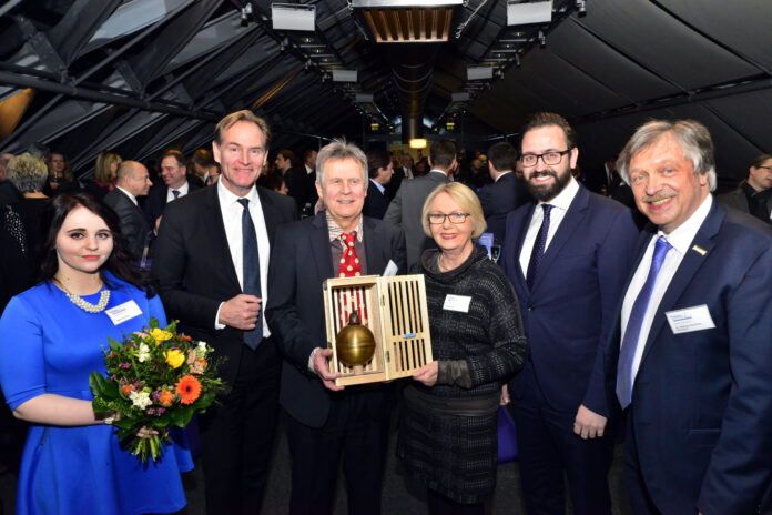 Ein gro&szlig;er Moment f&uuml;r Lachmesse-Macher Arnulf Eichhorn (3.v.l.): Beim Neujahrsempfang im Jahr 2017 des Vereins Gemeinsam f&uuml;r Leipzig gab es f&uuml;r ihn die &bdquo;Golde- ne Lerche&ldquo; &ndash; in Anerkennung jener Verdienste, die er bei der Pflege des Leipziger Humor gesammelt hatte. Foto: Armin K&uuml;hne