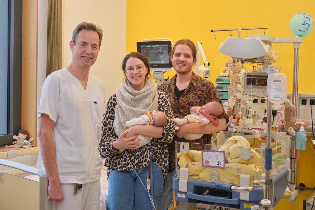 Sie erlebten eine der Leipziger Geschichten des Jahres 2025: Professor Ulrich Thome mit Chiara Mannsfeld und Jannik Knoche sowie den Zwillingen Wilma (l.) und Marle auf der Fr&uuml;hgeborenenstation des UKL. Foto: UKL / Rico Thumser