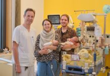 Leipziger Frühchen Wilma ist „echtes Wunder“ Sie erlebten eine der Leipziger Geschichten des Jahres 2025: Professor Ulrich Thome mit Chiara Mannsfeld und Jannik Knoche sowie den Zwillingen Wilma (l.) und Marle auf der Frühgeborenenstation des UKL. Foto: UKL / Rico Thumser