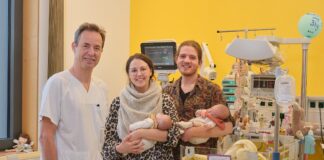 Sie erlebten eine der Leipziger Geschichten des Jahres 2025: Professor Ulrich Thome mit Chiara und Jannik sowie den Zwillingen Wilma (l.) und Marle auf der Fr&uuml;hgeborenenstation des UKL. Foto: UKL / Rico Thumser