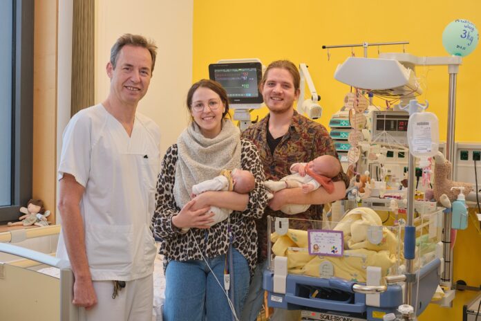 20251201-L-UKL-Zwillinge-Neonatologie-27711-693be8da340d2 Sie erlebten eine der Leipziger Geschichten des Jahres 2025: Professor Ulrich Thome mit Chiara und Jannik sowie den Zwillingen Wilma (l.) und Marle auf der Frühgeborenenstation des UKL. Foto: UKL / Rico Thumser