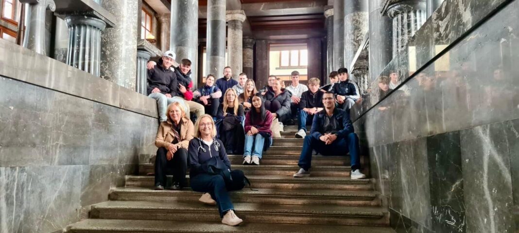 Die Sch&uuml;lergruppe in der National- und Universit&auml;tsbibliothek Ljubljana. Foto: privat