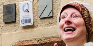 Auch als M&auml;rchenfee Adelmut wei&szlig; sie zu begeistern. Foto: Lars Preu&szlig;er