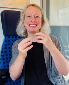 Eine Bahnfahrt ist f&uuml;r Almut Zimmermann zum einen gelebter Alltag, zum anderen aber auch eine Reise zu neuen Ideen. Foto: Lars Preu&szlig;er 