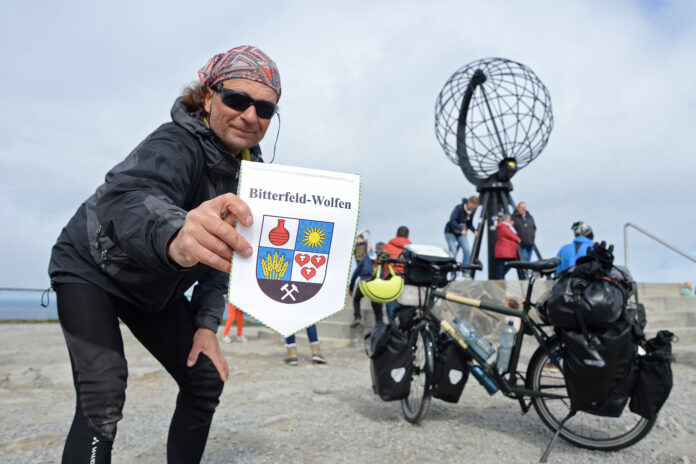 Am_Nordkap_mit_Wimpel Seine Radreise durch die Arktis führte Thomas Meixner bis ans Nordkap. Foto: privat