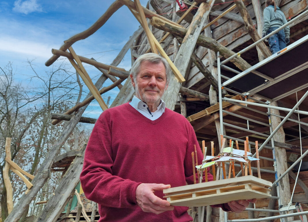 Im Freizeitpark ArkaZien baut G&uuml;nther Ziegler derzeit an einer neuen Murmelbahn. Foto: Katrin Richter
