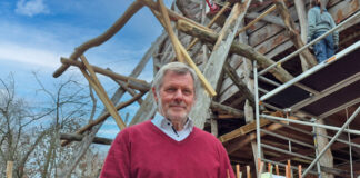 Im Freizeitpark ArkaZien baut G&uuml;nther Ziegler derzeit an einer neuen Murmelbahn. Foto: Katrin Richter