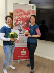 Vereinschefin Michaels H&uuml;bner (li.) bei der &Uuml;bergabe des Preisgeldes f&uuml;r die Fahrradstation. Foto: privat