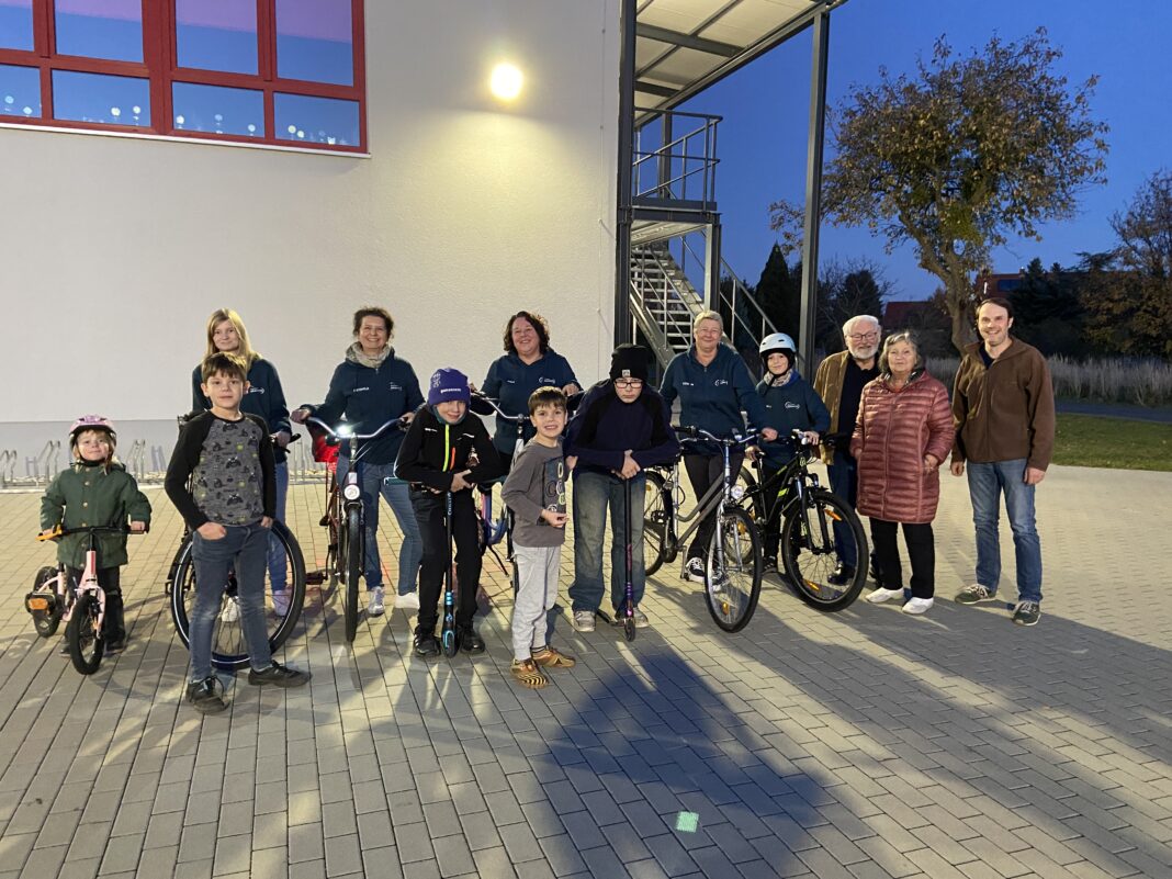 Sie k&ouml;nnen stolz sein: Die gro&szlig;en und kleinen Mitglieder des B&uuml;rgervereins Hohenossig haben bei der Vereinsaktion &bdquo;Wir packen&lsquo;s an!&ldquo; den dritten Platz geholt. Sie wollen jetzt entlang des neuen Radwegs zwischen Hohenossig und Zsch&ouml;lkau eine fest installierte Fahrradstation schaffen. Foto: Nannette Hoffmann