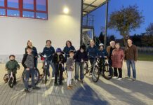 Sie k&ouml;nnen stolz sein: Die gro&szlig;en und kleinen Mitglieder des B&uuml;rgervereins Hohenossig haben bei der Vereinsaktion &bdquo;Wir packen&lsquo;s an!&ldquo; den dritten Platz geholt. Sie wollen jetzt entlang des neuen Radwegs zwischen Hohenossig und Zsch&ouml;lkau eine fest installierte Fahrradstation schaffen. Foto: Nannette Hoffmann