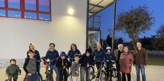 Sie k&ouml;nnen stolz sein: Die gro&szlig;en und kleinen Mitglieder des B&uuml;rgervereins Hohenossig haben bei der Vereinsaktion &bdquo;Wir packen&lsquo;s an!&ldquo; den dritten Platz geholt. Sie wollen jetzt entlang des neuen Radwegs zwischen Hohenossig und Zsch&ouml;lkau eine fest installierte Fahrradstation schaffen. Foto: Nannette Hoffmann