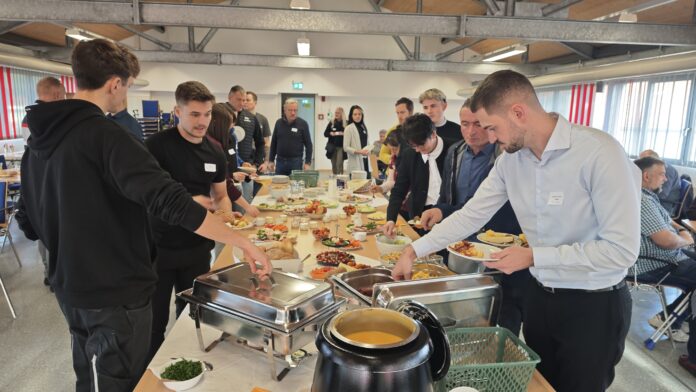 IMG_20251121_104102 Etwa 60 Unternehmerinnen und Unternehmer aus Schmölln und der Region ließen es sich beim Unternehmer-Brunch Ende November schmecken. Foto: PM