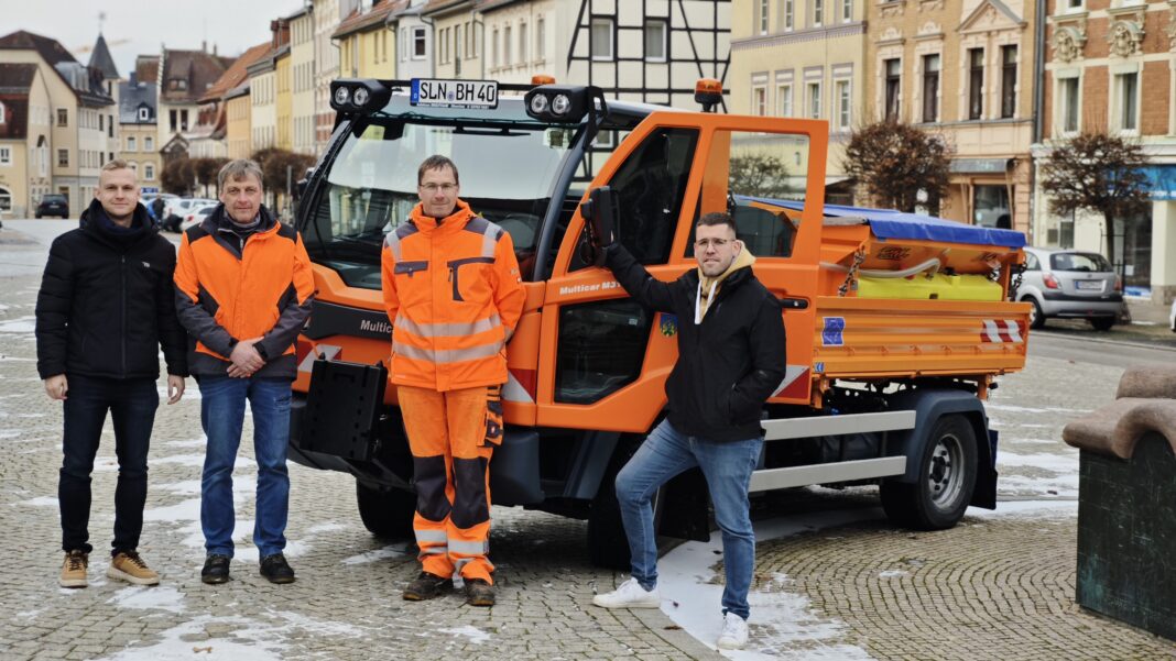 V.l.: Der stellvertretende Bauamtsleiter Etienne Br&auml;utigam, Bauhofsleiter Mario Spranger, der stellvertretende Bauhofsleiter Sebastian Ahner und B&uuml;rgermeister Sven Schrade bei der &Uuml;bergabe des neuen Multicars. Foto: PM