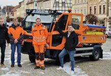 V.l.: Der stellvertretende Bauamtsleiter Etienne Br&auml;utigam, Bauhofsleiter Mario Spranger, der stellvertretende Bauhofsleiter Sebastian Ahner und B&uuml;rgermeister Sven Schrade bei der &Uuml;bergabe des neuen Multicars. Foto: PM