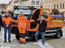 V.l.: Der stellvertretende Bauamtsleiter Etienne Br&auml;utigam, Bauhofsleiter Mario Spranger, der stellvertretende Bauhofsleiter Sebastian Ahner und B&uuml;rgermeister Sven Schrade bei der &Uuml;bergabe des neuen Multicars. Foto: PM