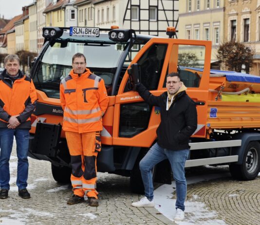 V.l.: Der stellvertretende Bauamtsleiter Etienne Br&auml;utigam, Bauhofsleiter Mario Spranger, der stellvertretende Bauhofsleiter Sebastian Ahner und B&uuml;rgermeister Sven Schrade bei der &Uuml;bergabe des neuen Multicars. Foto: PM
