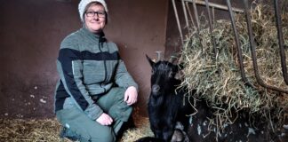 Tierpflegerin Verena Fritsche war bei der Geburt der Ziegen-Vierlinge dabei. Foto: PM