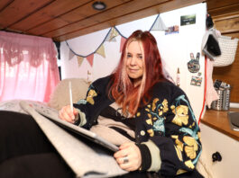 K&uuml;nstlerin Jenny ("Jinya") Hefczyc in ihrem Van in Leipzig. Foto: Andr&eacute; Kempner