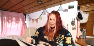 K&uuml;nstlerin Jenny ("Jinya") Hefczyc in ihrem Van in Leipzig. Foto: Andr&eacute; Kempner