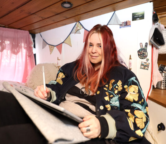 K&uuml;nstlerin Jenny ("Jinya") Hefczyc in ihrem Van in Leipzig. Foto: Andr&eacute; Kempner
