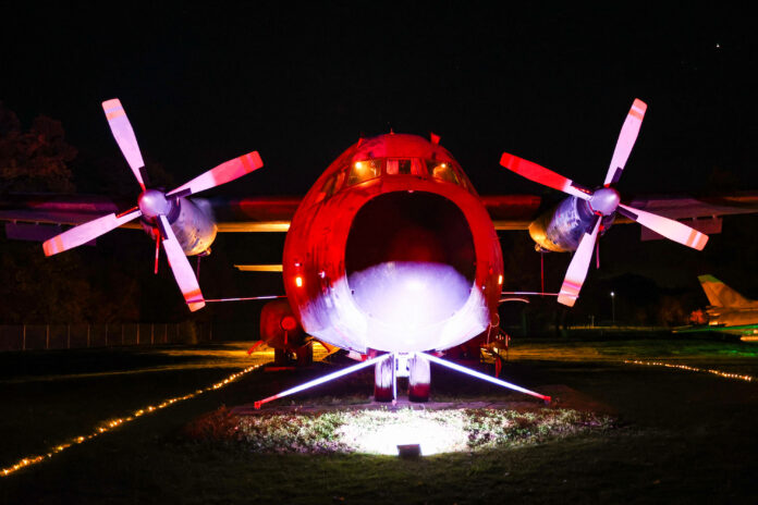 Flugwelt bei Nacht Die Objekte werden mit farbigen Licht angestrahlt und sehen sehr interessant aus Foto: Mario Jahn