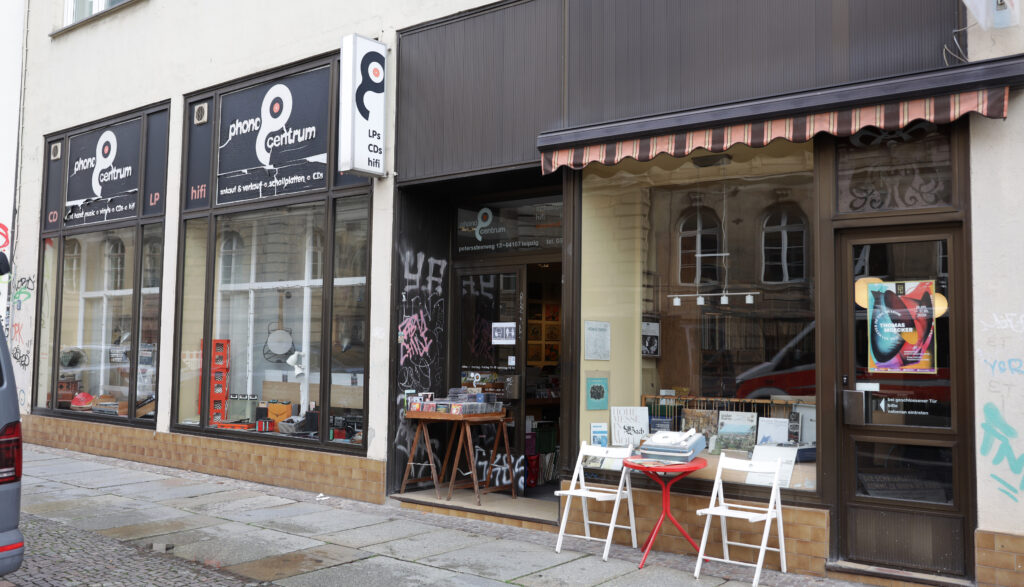 Der Plattenladen Phonocentrum im Peterssteinweg 13 wurde jetzt ausgezeichnet. Foto: Andr&eacute; Kempner