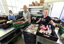 Die Tafel im Muldental kämpft ums Überleben Die Mitarbeiterinnen um Tafel-Leiter Torsten Klose (m.) sortieren fleißig die Lebensmittel für die bevorstehende Ausgabe. Foto: Thomas Kube