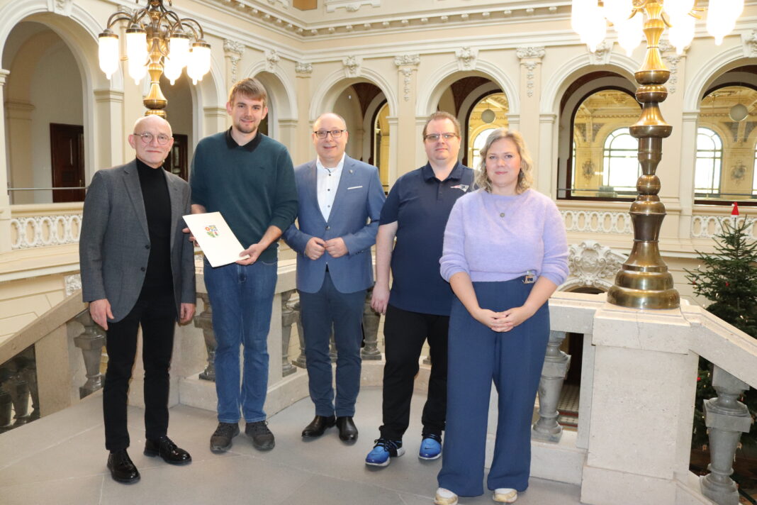 Die &Uuml;bergabe des F&ouml;rdermittelbescheides erfolgte im Landratsamt in Altenburg. Foto: PM
