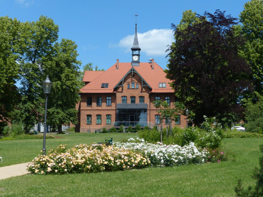 Das Verwaltungsgeb&auml;ude des S&auml;chsischen Krankenhauses (SKH) Altscherbitz. Foto: SKH Altscherbitz