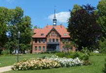 Das Verwaltungsgeb&auml;ude des S&auml;chsischen Krankenhauses (SKH) Altscherbitz. Foto: SKH Altscherbitz