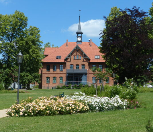 Das Verwaltungsgeb&auml;ude des S&auml;chsischen Krankenhauses (SKH) Altscherbitz. Foto: SKH Altscherbitz