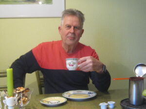 Die "gute Tasse Kaffee" geh&ouml;rt einfach dazu: Arnulf Eichhorn beim Fr&uuml;hst&uuml;ck. Foto: Traudel Thalheim