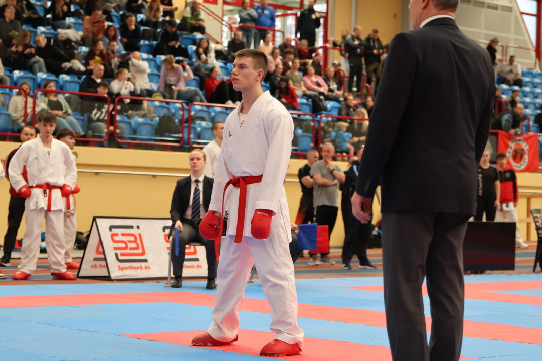 Julian B&ouml;hm zeigte bei den Deutschen Meisterschaften starke Leistungen und holte sich mit dem Th&uuml;ringischen Kumite-Team die Goldmedaille. Foto: PM