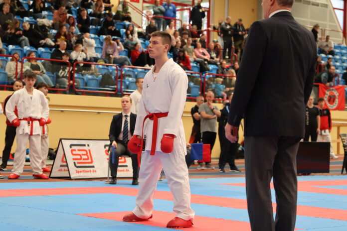 sakura Julian Böhm zeigte bei den Deutschen Meisterschaften starke Leistungen und holte sich mit dem Thüringischen Kumite-Team die Goldmedaille. Foto: PM