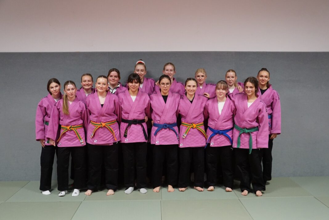 Das Frauenteam in ihren neuen Judoanz&uuml;gen f&uuml;r die neue Liga-Saison- Foto: privat
