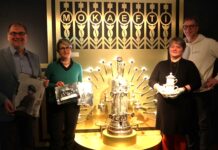 Dr. Anselm Hartinger (Direktor Stadtgeschichtliches Museum Leipzig), Dr. Johanna S&auml;nger und Dr. Maike G&uuml;nther (Kuratorinnen Stadtgeschichtliches Museum Leipzig) und Sven Gerling (Betreiber Restaurant Zum Coffe Baum) pr&auml;sentieren Erfolge in den Museen und Ausstellungen des Stadtgeschichtlichen Museums Leipzig. Foto: Stadtgeschichtliches Museum Leipzig/Ricarda Abendroth