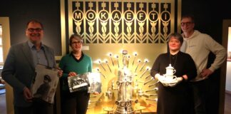 Dr. Anselm Hartinger (Direktor Stadtgeschichtliches Museum Leipzig), Dr. Johanna S&auml;nger und Dr. Maike G&uuml;nther (Kuratorinnen Stadtgeschichtliches Museum Leipzig) und Sven Gerling (Betreiber Restaurant Zum Coffe Baum) pr&auml;sentieren Erfolge in den Museen und Ausstellungen des Stadtgeschichtlichen Museums Leipzig. Foto: Stadtgeschichtliches Museum Leipzig/Ricarda Abendroth