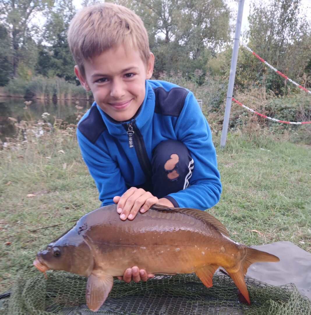 Nico Roscher aus M&ouml;lbis mit einem Karpfen. Foto: Robby Drodovsky